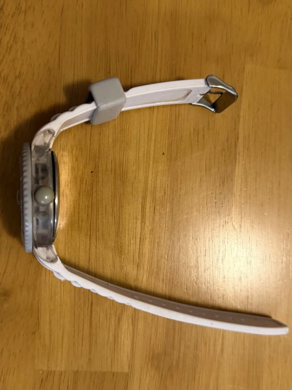 White Silicone Strap Dive-Style Watch with Black Dial